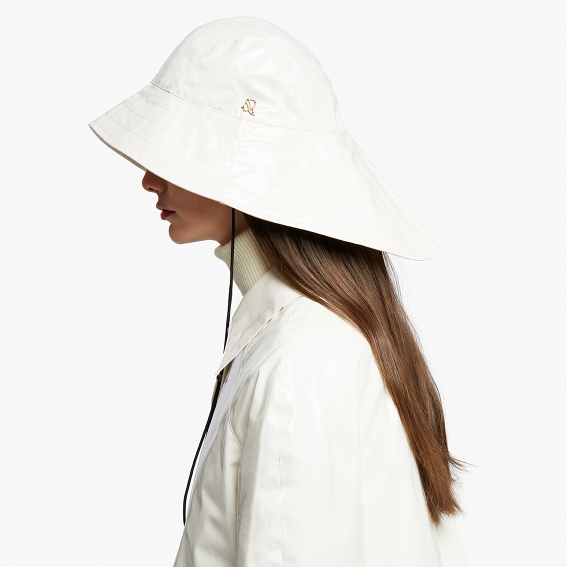 L’iconico cappello da pioggia, dalla caratteristica forma studiata per far scivolare via l’acqua, è la sintesi del manifesto di Sealup