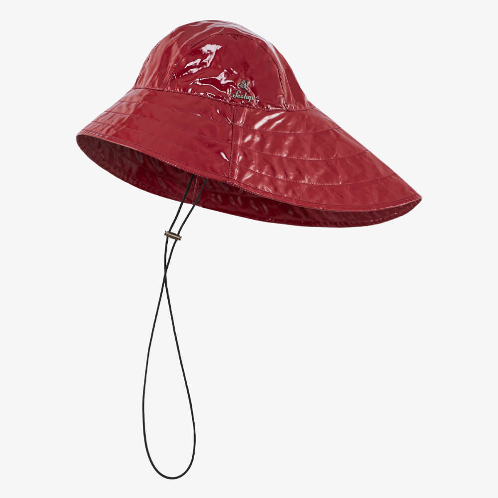 L’iconico cappello da pioggia, dalla caratteristica forma studiata per far scivolare via l’acqua, è la sintesi del manifesto di Sealup, Rain & Sea